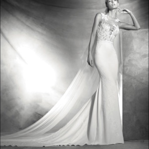 Pronovias Atelier Vicenta Wedding Dress - Picture 3 of 8